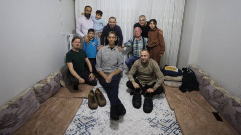 Dünyanın En Büyük Ayakları Onda... 'En Uzun Adam' Sultan Kösen'in Ayakkabı Numarasını Duyanlar Şoke Oldu