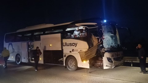 Afyon'da Yolcu Otobüsü TIR'a Çarptı! Yaralılar Var