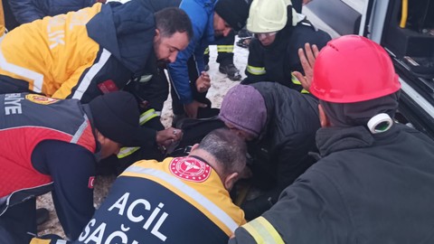 İşçi Servisiyle Kamyonet Birbirine Girdi: 1'i Ağır 9 Yaralı