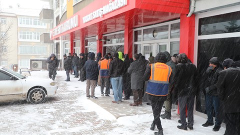 Karlar Altında Utanç Kuyruğu! Ucuz Et Sırasında Sıcak Çorba 'İkramı'