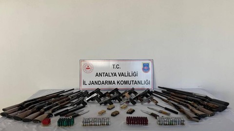 Antalya'da Kaçakçılık Operasyonu: 18 Kişi Gözaltında