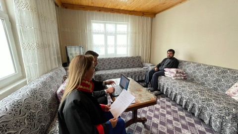 Engelli Vatandaş Duruşmaya Gidemeyince Mahkeme Onun Evine Taşındı