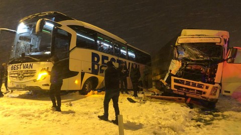 Bitlis’te Yolcu Otobüsü Tırla Çarpıştı, 2 Yaralı