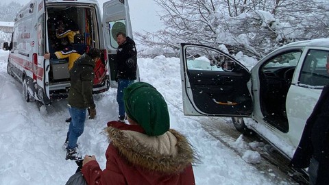 Düşüp Kolunu Kıran Kadın Yoğun Kar Altında Ambulansa Yetiştirildi