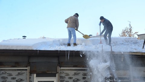 Hakkari'de Kar Altında Kalan Çatılar Temizlendi