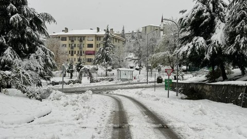 Müşteri Bulamayan Esnaf Mesaiyi 2 Metre Kardan Adam Yaparak Geçirdi