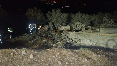 Tır Şarampole Yuvarlandı: 2 Ölü