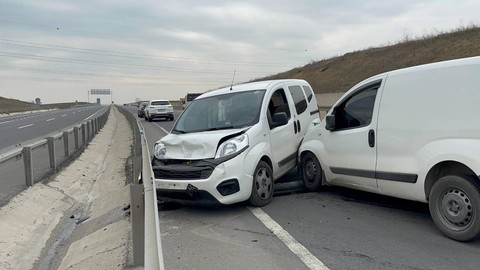 Ergene'de Hafif Ticari Araçlar Birbirine Çarptı: 3 Yaralı
