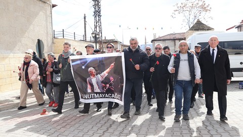 Edip Akbayram’ın Evi Önünde Büyük Vefa... Karanfiller Taşıyıp 'Unutmayacağız' Diyerek Seslendiler