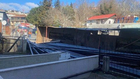 Ölümle Burun Buruna Getiren Kaza, Devrilen Tır Dehşet Saçtı