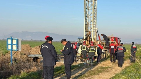 Sondaj Makinesi Faciası! Önce Montu Sonra Kendisi Sıkıştı