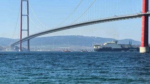 Boru Döşeme Gemisi, Çanakkale Boğazı'ndan Geçti