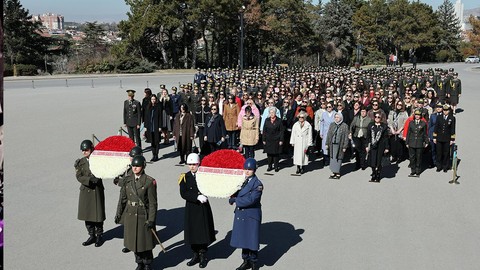 Milli Savunma Bakanı Yaşar Güler’in Eşi Demet Güler Anıtkabir’i Ziyaret Etti