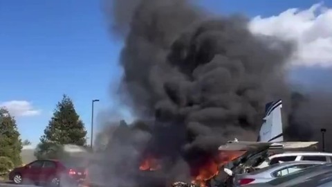 ABD'de Kapısı Açık Havalanan Uçak Huzurevinin Otoparkına Düştü, Çok Sayıda Yaralı Var