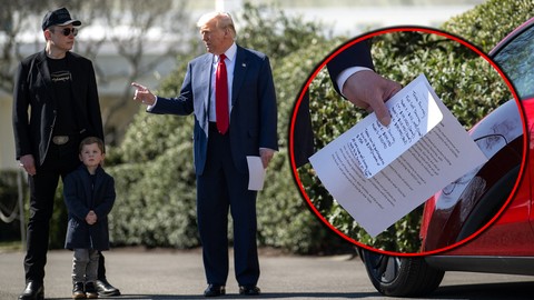 ABD Başkanı Donald Trump'tan Elon Musk'a Jest! Tesla Aldı... Elindeki Kağıt Gündem Oldu, Notlarda Ne Yazıyor?