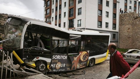 Otobüs 10 Metrelik İstinat Duvarından Uçtu!