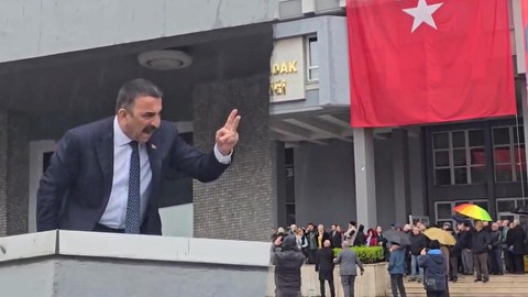 Vali Balkona Çıkıp İsyan Etti: 'Utanmıyor Musunuz? Ayıp!'