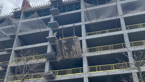 Ümraniye'de İş Kazası: İskele Çöktü, 2 İşçi Ağır Yaralandı