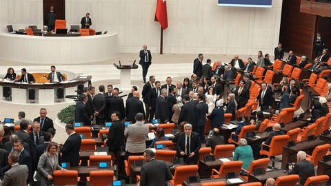 Meclis'te Tansiyon Yine Yükseldi, Vekiller Birbirine Girdi