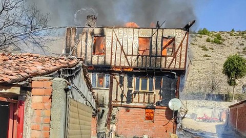 Kastamonu'da Yangın: İki Ev Kullanılamaz Hale Geldi