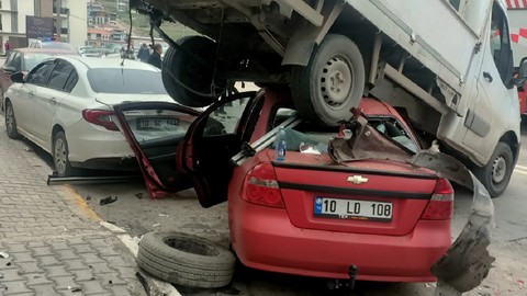 Kontrolden Çıkan Otomobil Kamyonetin Altına Girdi