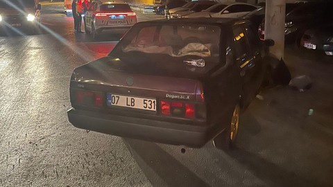 Kontrolünü Kaybetti, Direğe Çarptı, Ehliyetsiz Çıktı