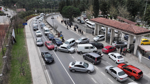 İstanbul'da Mezarlıklarda Bayram Yoğunluğu