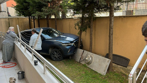 Otomobille Geri Manevra Yaparken Bahçeye Düştü!