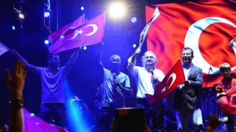 Volkan Konak ve Ekrem İmamoğlu'nun Sahnedeki Görüntüleri Gündem Oldu