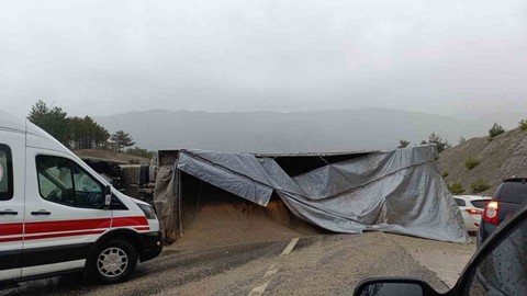 Devrilen Kamyonun Sürücüsü Ağır Yaralandı