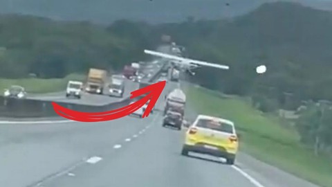 Brezilya'da Motoru Duran Uçak Otoyola İnmek Zorunda Kaldı