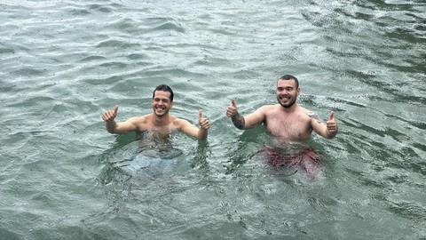 Sağanak Yağışa Aldırış Etmeden Denize Girdiler