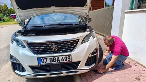 Aracın Motoruna Giren Kedileri İşte Böyle Çıkarmaya Çalıştılar