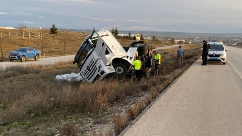 Gübre Yüklü Tır Şarampole Devrildi