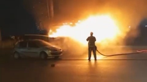 Seyyar Kokoreç Aracı Alevlere Teslim Oldu