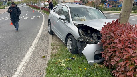 Kontrolden Çıkan Araç Refüje Çıktı, Yaralılar Var
