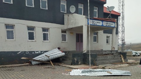 Van’da Çıkan Fırtına 20 Mahalleyi Vurdu