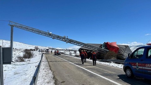 Bariyerlere Asılı Kalan Tırdan Sağ Çıktı