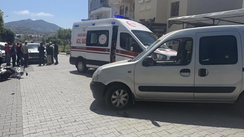 Antalya'da Hafif Ticari Araçla Motosiklet Çarpıştı, 1 Yaralı