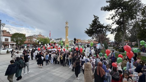 Çorum'da Çocuklar Balon Uçurdu
