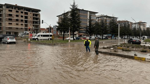 Uşak'ta Yollar Göle Döndü