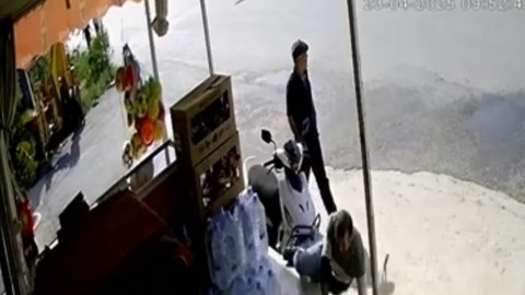 Yaşlı Amcanın Şapkasına Beğendi, Kendisini Yerde Buldu
