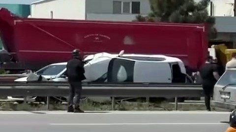Sürücü Bariyer ile Otomobil Arasına Sıkıştı