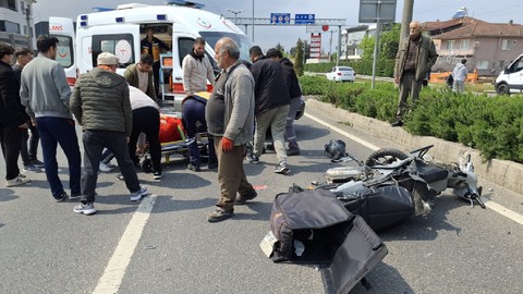 Otomobil Motosikletle Çarpıştı, Biri Hamile Üç Yaralı