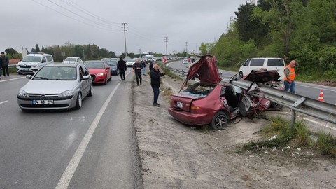 Sakarya'da Otomobil Bariyerlere Saplandı