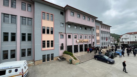 Kocaeli'deki Okulda Korkunç Olay: Lise Öğrencisi Zeynep'e Ne Oldu?