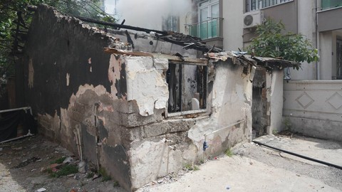Antalya’da Metruk Gecekonduda Yangın: Mahalleli Panik Yaşadı