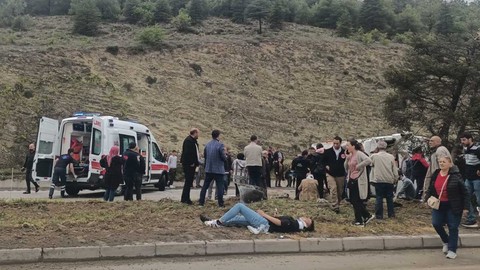 Isparta'da Yolcu Midibüsü Devrildi! Çok Sayıda Yaralı Var