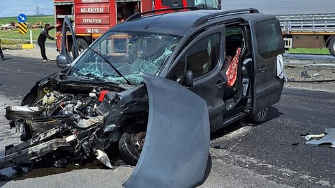 Kamyonet ile Otomobil Çarpıştı: 3 Yaralı