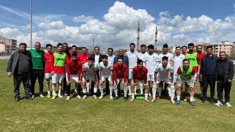 Rakip Sahaya Çıkmayınca Bayram Ettiler